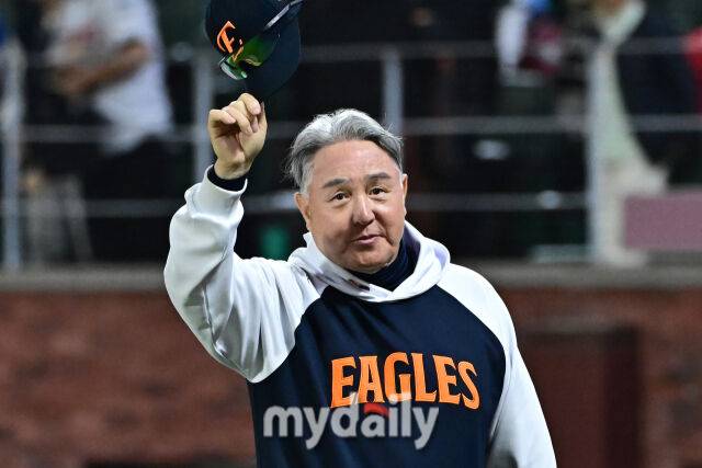 17일 인천 SSG랜더스필드에서 열린 '2025 신한 SOL BANK KBO리그' 한화 이글스와 SSG랜더스 경기. 한화가 4-2로 역전승 했다. 김경문 감독이 승리 후 인사를 하고 있다./마이데일리