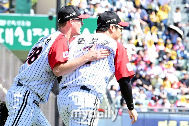 LG 3루수 문보경이 3회초 SSG 조형우의 타구 때 호수비를 한 뒤 선발 코엔 원의 축하를 받고 있다.