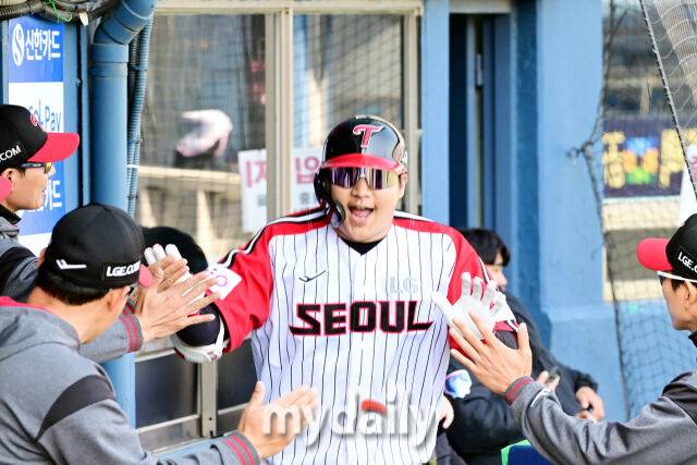 LG 문보경이 8회말 1사 1,2루에서 SSG 최현석을 상대로 3점 홈런을 때린 뒤 환호하고 있다.