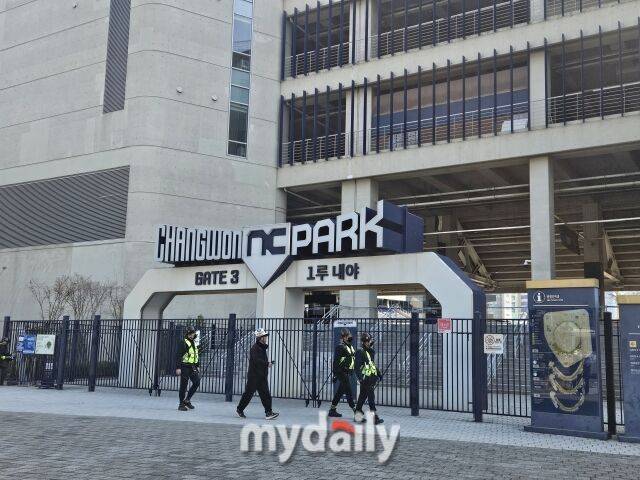 구조물 낙하 사망 사고 이후 시설 점검을 하고 있는 창원 NC파크./창원=심혜진 기자