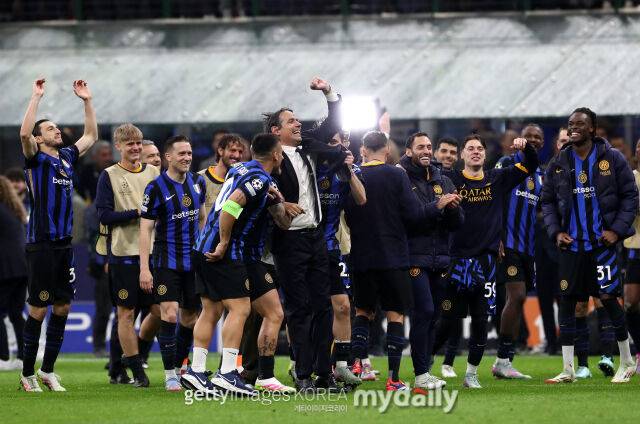 바르셀로나를 제치고 UEFA 챔피언스리그 결승 진출을 확정한 후 기뻐하는 인테르 밀란 선수들. /게티이미지코리아