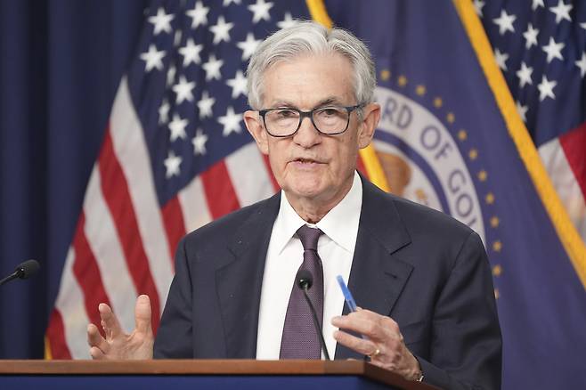 제롬 파월 미 연준 의장이 7일(현지시간) 미 워싱턴 DC 연준 본관에서 FOMC 회의 직후 기자회견을 갖고 있다. [AP]