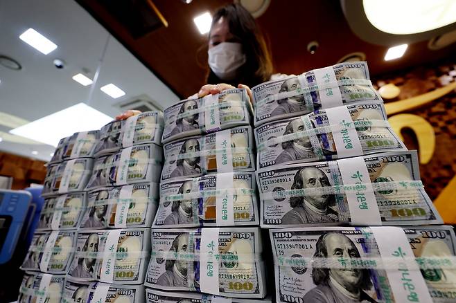 외환보유액이 금융기관의 외화예수금 감소 등으로 다시 줄며 4000억달러대 초반까지 내려온 것으로 나타났다. 서울 중구 하나은행 위변조 대응센터에서 직원이 달러화를 정리하고 있다. [연합]