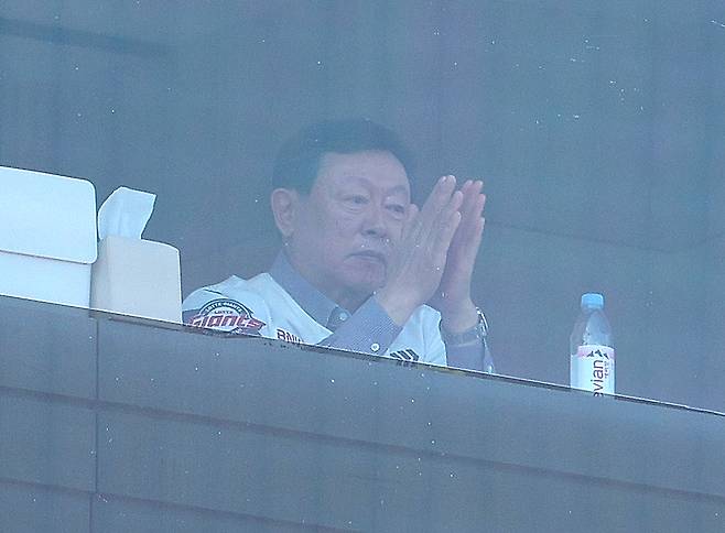 지난 4일 부산 사직야구장에서 열린 2024 프로야구 NC 다이노스와 롯데 자이언츠의 경기. 4회 말 신동빈 롯데 지주 회장이 자이언츠 선수들의 경기를 관람하며 손뼉 치고 있다. [연합]