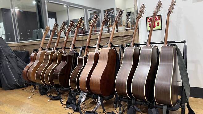 뮤지컬 ‘원스’ 악기방에서 보관 중인 어쿠스틱 기타 [신시컴퍼니 제공]