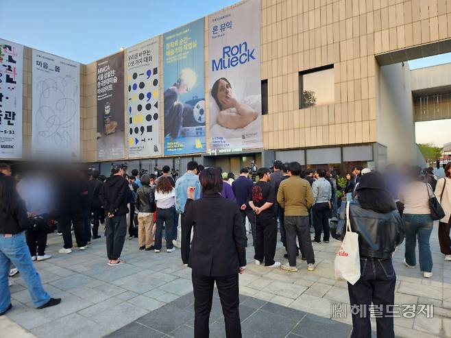 7일 오후 서울 종로구 국립현대미술관 옆 한 한식당. 김문수 국민의힘 후보와 한덕수 대선 예비후보의 단일화 협상이 진행되고 있다는 소식에 인파가 몰렸다. 이영기 기자.