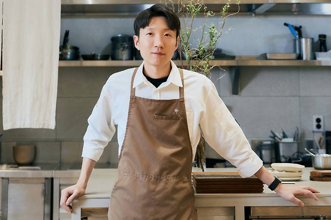 지속가능성을 강조하는 비건 레스토랑 레귬의 성시우 셰프. 셰프가 입고 있는 앞치마는 폐플라스틱을 재활용한 섬유로 만들었다. 레귬 제공