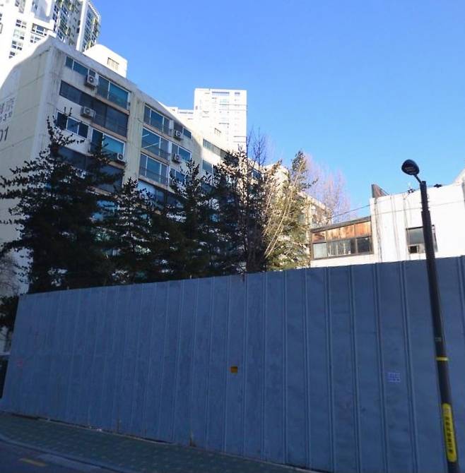 메디컬센터가 지어질 계획이었지만 대주단의 매각결정으로 공터로 남은 서울 강남구 대치동603번지의 모습  [네이버지도 거리뷰 캡처]