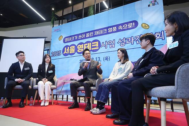 오세훈 서울시장이 지난 3월 서울 용산구 서울광역청년센터에서 열린 ‘서울 영테크’ 사업 성과간담회에서 영테크 참여 청년들에게 격려사를 하고 있다.   [연합]