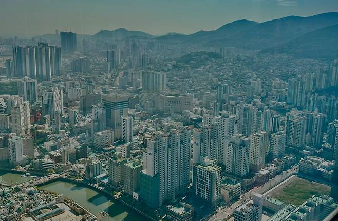부산국제금융센터(BIFC)에서 내려다 본 부산 시내 모습. [홍윤 기자]
