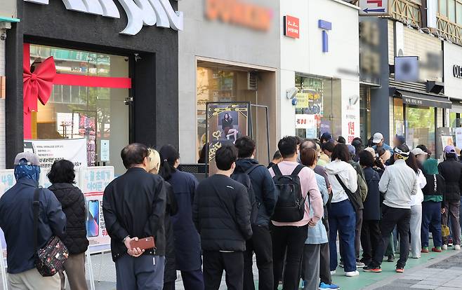 경기도 수원시 한 SK텔레콤 매장에서 시민들이 유심 교체를 위해 줄을 서 차례를 기다리고 있다. [연합]