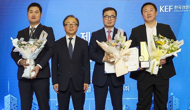 현대엘리베이터가 8일 오전 제37회 한국노사협력대상 시상식에서 대기업 부문 우수상을 수상한 뒤 기념사진을 촬영하고 있다. 사진은 왼쪽부터 윤민욱 현대엘리베이터 사무직노조위원장, 이동근 경총 상근부회장, 조재천 현대엘리베이터 대표이사, 주인수 현대엘리베이터 노조위원장. [현대엘리베이터 제공]