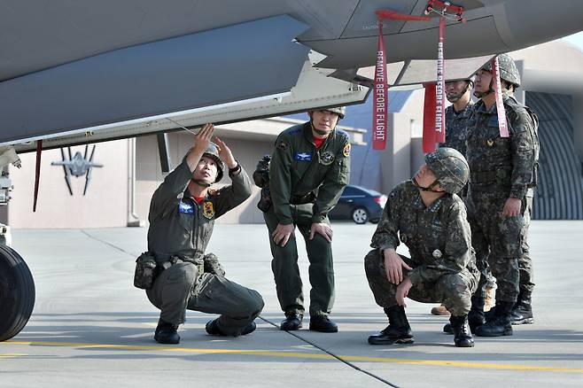 북한이 다양한 종류의 단거리탄도미사일(SRBM) 수발을 섞어 쏜 8일 김명수 합참의장이 공군 제20전투비행단을 찾아 적 도발시 단호한 대응을 주문했다. 김 의장이 작년 11월 공군 17전투비행단을 현장점검하는 모습. [뉴시스]