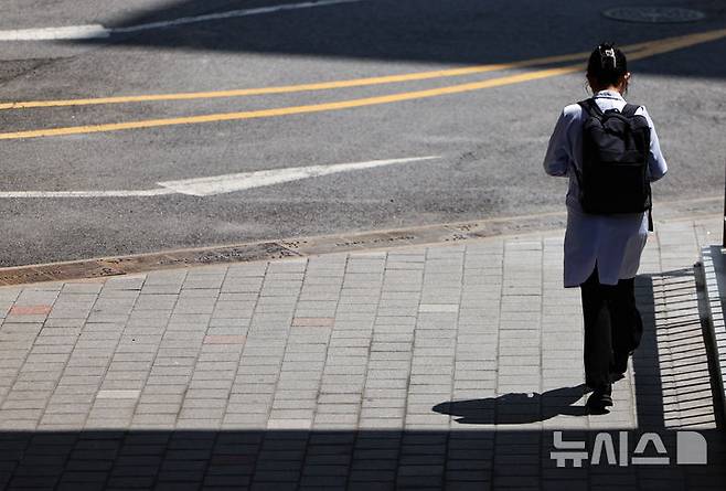 [서울=뉴시스] 황준선 기자 = 교육부와 각 의대가 제시한 미복귀 의대생에 대한 유급·제적 처분 확정일인 7일 서울 시내 한 의과대학에서 학생이 이동하고 있다.수업 참여 의사를 밝히지 않은 의대생들의 유급이 확정될 시 내년 학기에는 24·25·26학번이 동시에 1학년 수업을 듣는 '트리플링'(tripling) 사태가 벌어지고 의대 1학년 학생만 1만 명이 넘어 의대 교육에 차질이 생길 전망이다. 2025.05.07. hwang@newsis.com