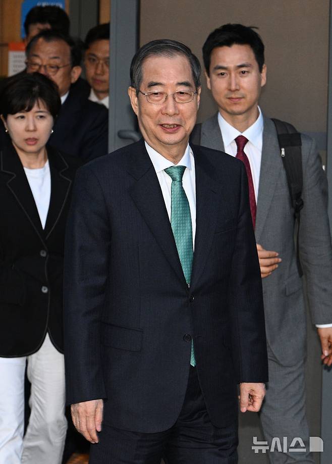 [서울=뉴시스] 고승민 기자 = 한덕수 무소속 대선 후보가 7일 서울 종로구 한 식당에서 김문수 국민의힘 대선 후보와 단일화 관련 회동을 마치고 이동하고 있다. (공동취재) 2025.05.07. photo@newsis.com