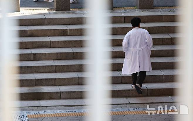[서울=뉴시스] 황준선 기자 = 지난 7일 서울 시내 한 의과대학에서 의료진이 이동하는 모습. 2025.05.07. hwang@newsis.com
