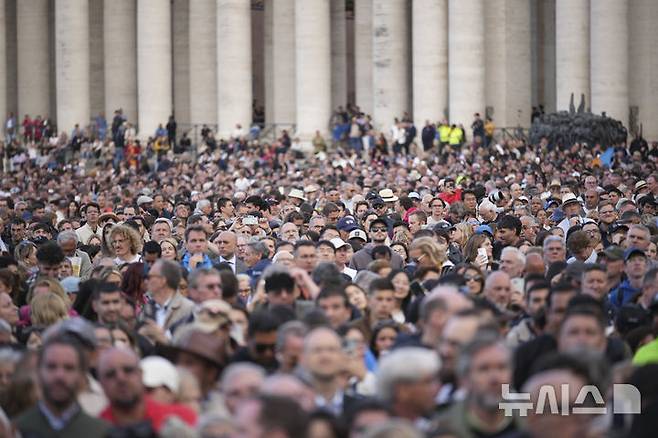 [바티칸=AP/뉴시스] 7일(현지 시간) 바티칸 시스티나 성당에서 제267대 교황을 선출하는 콘클라베가 열린 가운데 시민들이 교황 선출 소식을 기다리고 있다. 2025.05.08.