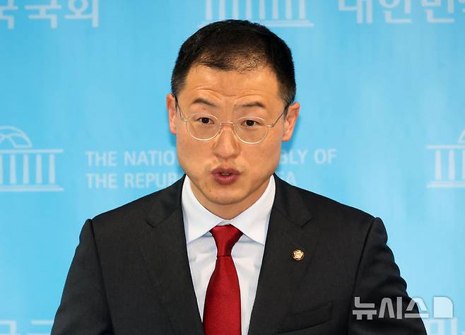 [서울=뉴시스] 고승민 기자 = 김상욱 국민의힘 의원이 21일 서울 여의도 국회 소통관에서 현안 기자회견을 하고 있다. 2025.04.21. kkssmm99@newsis.com