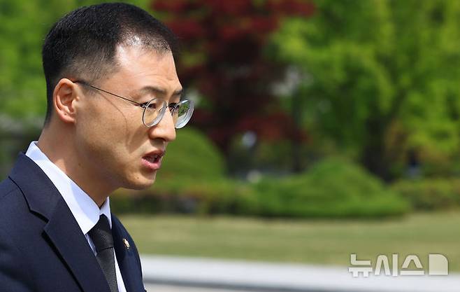 [서울=뉴시스] 박주성 기자 = 김상욱 국민의힘 의원이 8일 오전 서울 동작구 국립서울현충원 참배 후 탈당 기자회견을 하고 있다. 2025.05.08. park7691@newsis.com