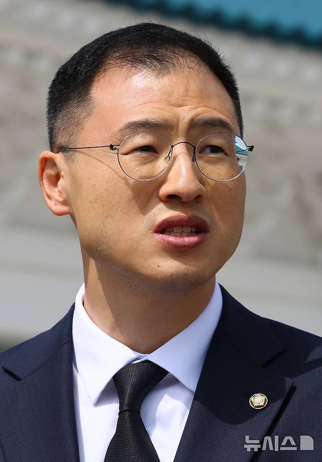 [서울=뉴시스] 박주성 기자 = 김상욱 국민의힘 의원이 8일 오전 서울 동작구 국립서울현충원 참배 후 탈당 기자회견을 하고 있다. 2025.05.08. park7691@newsis.com