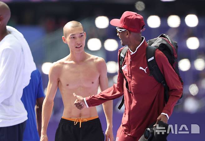 [파리=뉴시스] 김진아 기자 = 우상혁이 지난해 8월7일(현지시각) 프랑스 파리 스타드 드 프랑스에서 열린 2024 파리 올림픽 육상 남자 높이뛰기 예선에서 2m27을 성공하며 결승 진출을 확정한 뒤 카타르 무타즈 에사 바르심과 인사하고 있다. 2024.08.07. bluesoda@newsis.com