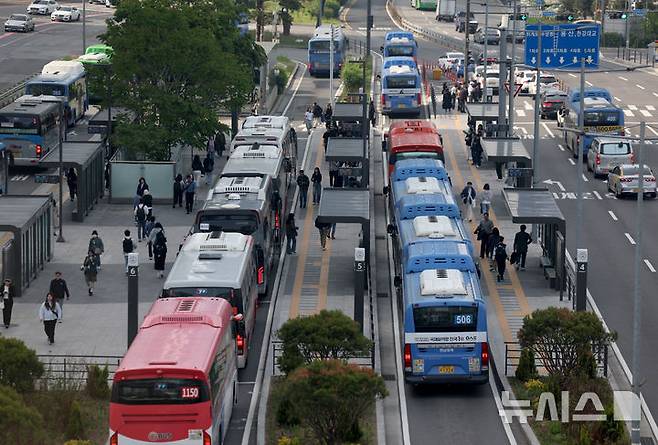 [서울=뉴시스] 김진아 기자 = 사측과의 임금·단체협약 협상이 결렬된 서울 시내버스 노조가 이틀째 준법 투쟁을 이어가고 있는 8일 서울역 앞 버스환승센터 정류장에 버스들이 줄지어 서 있다.서울 버스 노조에 따르면 노조는 이날 서울 등 22개 지역 버스 노조와 전국자동차노조 지역 대표자 회의를 열고 파업 여부와 방향 등 구체적인 내용에 대해 논의할 예정이다. 2025.05.08. bluesoda@newsis.com