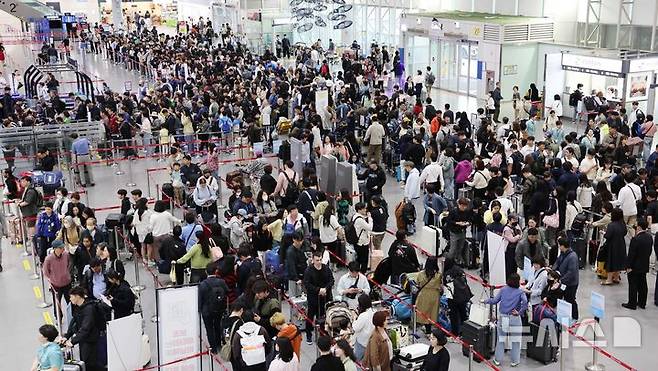 [부산=뉴시스] 하경민 기자 = 징검다리 황금연휴 첫날인 1일 부산 강서구 김해국제공항 국제선 출국장에서 해외여행을 떠나는 여행객들이 길게 줄을 선 채 출국수속을 거치고 있다.한국공항공사 김해공항에 따르면 황금연휴 기간인 1~6일 김해공항 국제선 이용객은 총 17만9177명(출국 8만822명, 입국은 9만8355명)으로 예상됐다. 2025.05.01. yulnetphoto@newsis.com