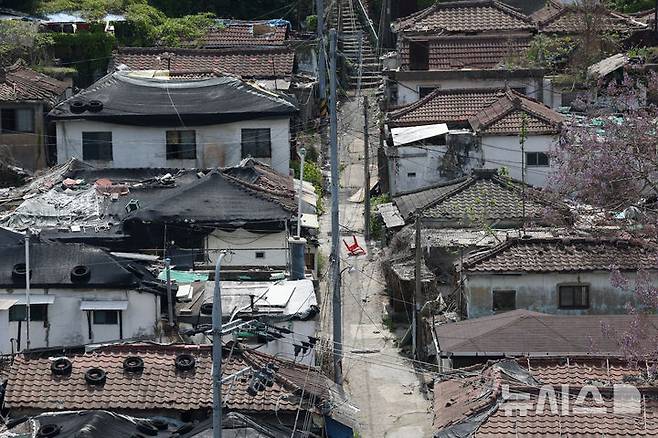 [서울=뉴시스] 김진아 기자 = 8일 서울 노원구 중계본동 마지막 달동네 '백사마을' 철거가 시작됐다.  노원구 중계본동 30-3번지 일대는 최고 35층 26동 3178가구 아파트 단지로 재개발한다. 이곳은 1960년대 후반 서울 도심 개발로 밀려난 철거민들이 '산 104번지'에 집단 이주하면서 형성돼 백사마을로 불린다. 2025.05.08. bluesoda@newsis.com