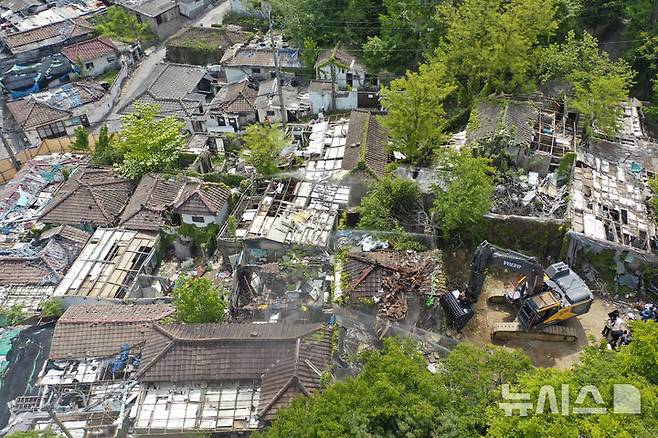 [서울=뉴시스] 김진아 기자 = 8일 서울 노원구 중계본동 마지막 달동네 '백사마을' 철거가 시작되고 있다.  노원구 중계본동 30-3번지 일대는 최고 35층 26동 3178가구 아파트 단지로 재개발한다. 이곳은 1960년대 후반 서울 도심 개발로 밀려난 철거민들이 '산 104번지'에 집단 이주하면서 형성돼 백사마을로 불린다. (공동취재) 2025.05.08. photo@newsis.com