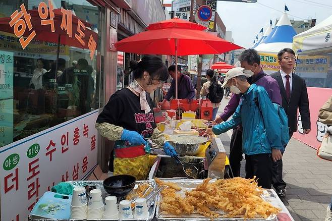 [대구=뉴시스] 이상제 기자 = 8일 대구 중구 약전골목에서 열린 '대구약령시 한방문화축제'에서 한 상인이 인삼 튀김을 만들고 있다. 2025.05.08. king@newsis.com *재판매 및 DB 금지