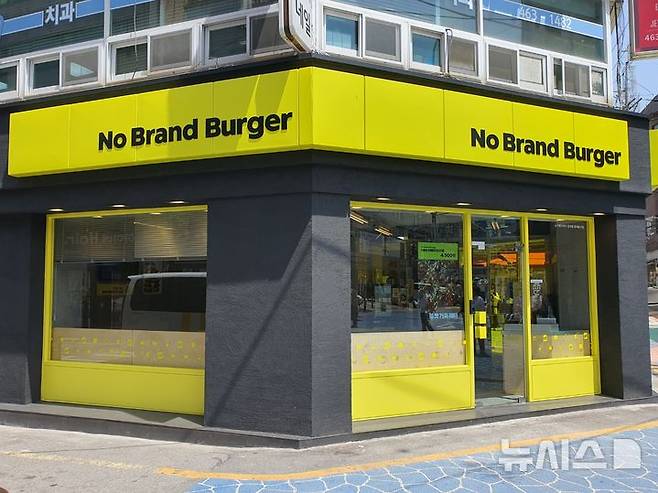 [서울=뉴시스] 서울시 광진구 화양제일골목시장 앞에 위치한 노브랜드 버거 신규 가맹 모델 적용 1호 직영점 외관 모습. photo@newsis.com