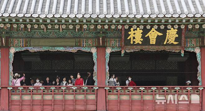 [서울=뉴시스] 추상철 기자 = 8일 오후 서울 종로구 경복궁에서 시민들이 경회루 내부를 관람하고 있다. 국가유산청 궁능유적본부 경복궁관리소는 이날부터 오는 10월31일까지 사전 접수를 받아 경회루 내부 등을 둘러볼 수 있는 특별관람을 운영하고 있다. 2025.05.08. scchoo@newsis.com