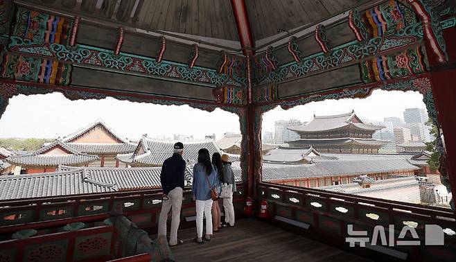 [서울=뉴시스] 추상철 기자 = 8일 오후 서울 종로구 경복궁에서 시민들이 경회루 내부를 관람하고 있다. 국가유산청 궁능유적본부 경복궁관리소는 이날부터 오는 10월31일까지 사전 접수를 받아 경회루 내부 등을 둘러볼 수 있는 특별관람을 운영하고 있다. 2025.05.08. scchoo@newsis.com