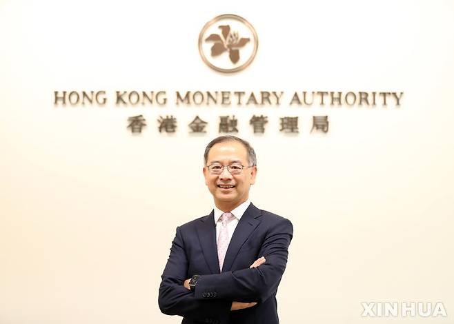 [홍콩=신화/뉴시스] 홍콩금융관리국(HKMA) 위와이만(余偉文 에디 위) 총재가 청사 앞에서 사진 촬영을 위해 포즈를 취하고 있다. 자료사진. 2025.05.08