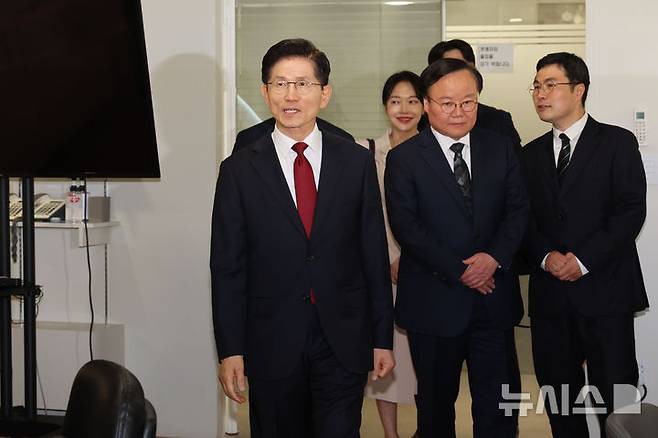 [서울=뉴시스] 권창회 기자 = 김문수 국민의힘 대선 후보가 8일 서울 여의도 국민의힘 중앙당사에 마련된 대통령 후보실에 방문해 내부를 둘러보고 있다. 2025.05.08. kch0523@newsis.com