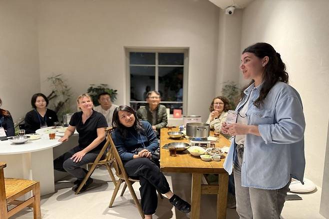 [순천=뉴시스] 전남 순천시를 찾은 외국인 여행객들이 원도심 숙소에서 담소를 나누고 있다.  (사진=순천시 제공) 2025.05.08. photo@newsis.com *재판매 및 DB 금지