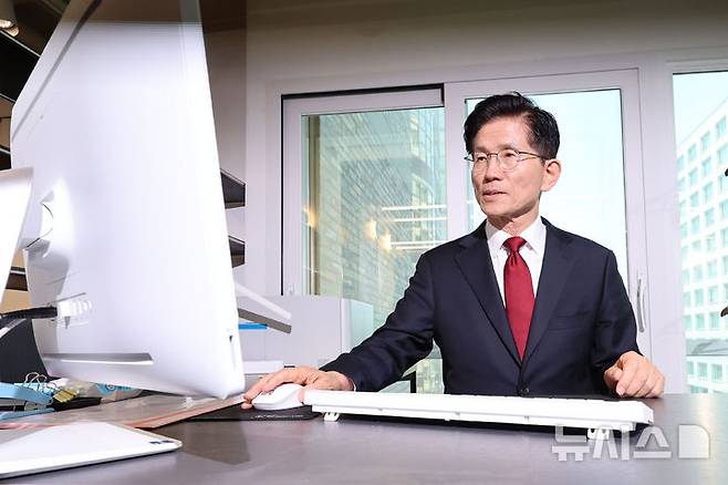 [서울=뉴시스] 권창회 기자 = 김문수 국민의힘 대선 후보가 8일 서울 여의도 국민의힘 중앙당사에 마련된 대통령 후보실에 방문해 내부를 둘러보고 있다. 2025.05.08. kch0523@newsis.com