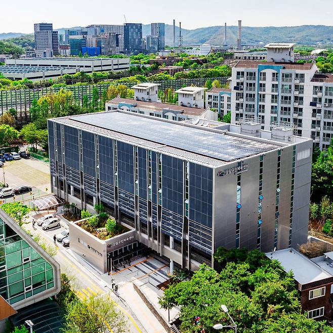 [서울=뉴시스] 강일구민체육센터 외부 전경. 2025.05.08 (사진 제공=강동구청) photo@newsis.com *재판매 및 DB 금지