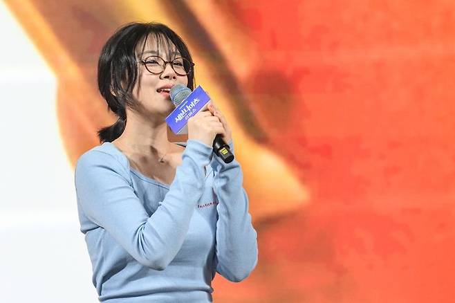 [서울=뉴시스]오동현 기자 = 넷마블이 24일 서울 구로구 지타워 사옥에서 개최한 '세븐나이츠 리버스' 이용자 초청 프리뷰 데이에 게임 공식 모델인 가수 '비비'가 참석해 특별 공연을 선보였다. odong85@newsis.com  *재판매 및 DB 금지