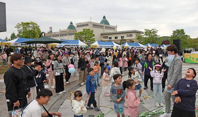 [임실=뉴시스] 김종효 기자 = 5일 임실치즈테마파크의 어린이날 행사에 참여한 어린이들이 즐거워 하고 있다. (사진=임실군 제공) 2025.05.05. photo@newsis.com  *재판매 및 DB 금지