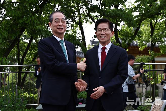 [서울=뉴시스] 권창회 기자 = 김문수 국민의힘 대통령 후보와 한덕수 무소속 대선 후보가 8일 오후 서울 여의도 국회 강변서재에서 '후보 단일화' 관련 회동을 하며 기념촬영하고 있다. (공동취재) 2025.05.08. photo@newsis.com