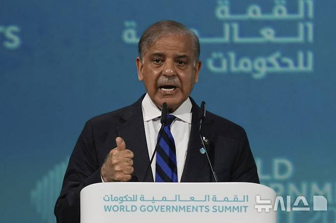 [두바이=AP/뉴시스]셰바즈 샤리프 파키스탄 총리가 지난 2월 11일(현지 시간) 아랍에미리트(UAE) 두바이에서 열린 세계정부정상회의에서 연설하고 있다. 2025.05.08.