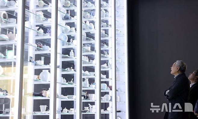 [서울=뉴시스] 조수정 기자 = 유인촌 문화체육관광부 장관이 8일 강원도 양구군 백자박물관을 방문해 전시를 둘러보고 있다. (사진=문화체육관광부 제공) 2025.05.08. photo@newsis.com