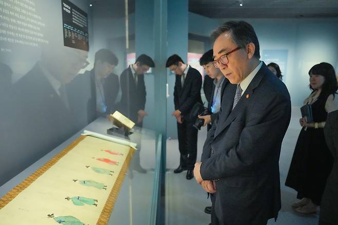 조태열 장관, 조선통신사 특별전 관람 조태열 외교부장관이 서울역사박물관에서 열리는  조선통신사 특별전 '마음의 사귐, 여운이 물결처럼' 을  관람하고 있는 모습 (외교부 제공)