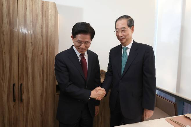 악수하는 김문수 후보와 한덕수 예비후보      (서울=연합뉴스) 황광모 기자 = 국민의힘 김문수 대선후보(왼쪽)와 무소속 한덕수 대선 예비후보가 7일 서울 종로구의 한 식당에서 후보 단일화 관련 회동을 하기 전 악수하고 있다. 2025.5.7 [공동취재]     hkmpooh@yna.co.kr (끝)   <저작권자(c) 연합뉴스, 무단 전재-재배포, AI 학습 및 활용 금지> 연합뉴스