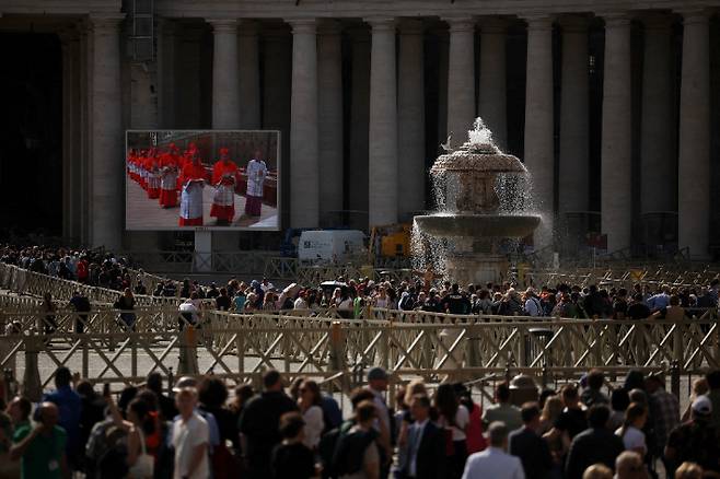 콘클라베 첫날인 7일(현지시간) 성 베드로 대성당 앞 사람들이 줄을 서있다. 연합뉴스