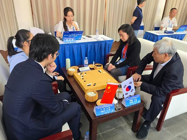 '제9회 루양·즈방배 한·중·일 삼국 바둑 명인 페어전' 8강에서 대국을 벌이고 있는 딩하오·저우훙위 vs 조훈현·조혜연(사진 오른쪽 페어). 한국기원 제공