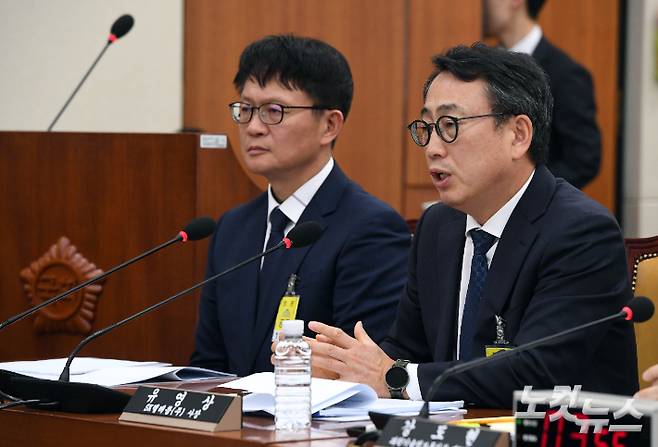 SK텔레콤 유영상 사장(오른쪽)이 8일 오후 국회 과학기술정보방송통신위원회 전체회의실에서 열린 'SK텔레콤 해킹 관련 청문회'에 출석해 질의에 답하고 있다. 황진환 기자