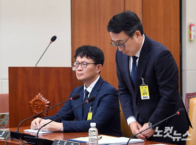 SK텔레콤 유영상 사장(오른쪽)이 8일 오후 국회 과학기술정보방송통신위원회 전체회의실에서 열린 'SK텔레콤 해킹 관련 청문회'에 출석해 고개숙여 인사하고 있다. 황진환 기자