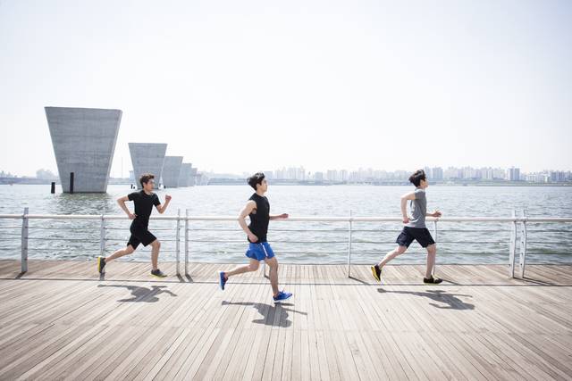 달리기는 허리 디스크를 적당히 자극해 디스크의 쿠션 역할을 하는 수핵을 풍성하게 만들고, 디스크 외곽을 이루는 섬유륜도 더 탄력 있게 만든다. 사진은 기사의 특정 사실과 관련 없음. 이미지투데이
